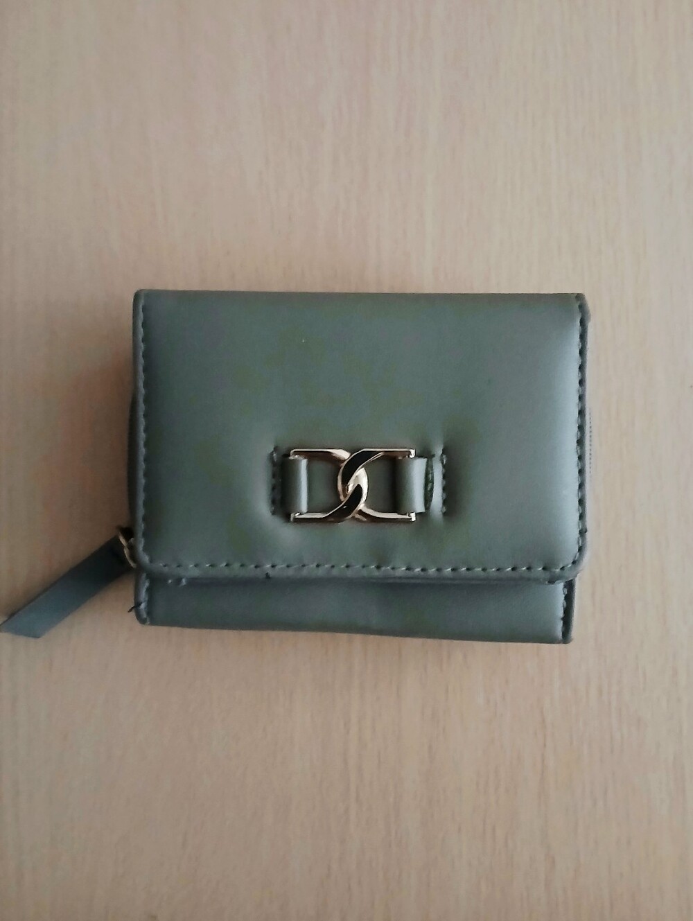 Small Olive Green Wallet from Primark. In good condition.